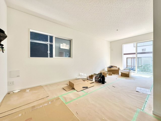 クレイドルガーデン　東海市加木屋町第37 の居間・リビング|一棟一棟、丁寧な手仕事で。着実に進む工事の様子から品質の高さが伝わります									
									