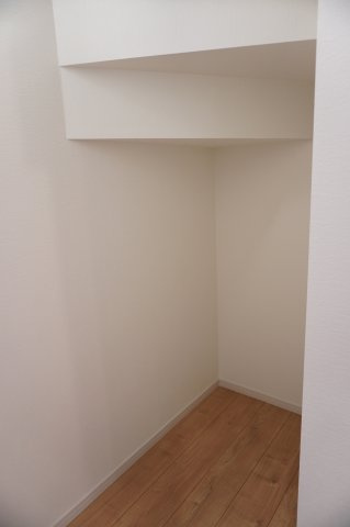 草加市稲荷4丁目 新築分譲住宅 の洗面所|階段下収納