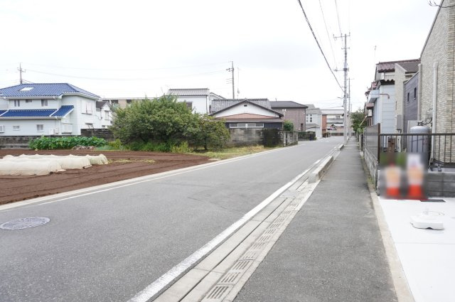 草加市稲荷4丁目 新築分譲住宅 の前面道路含む現地写真