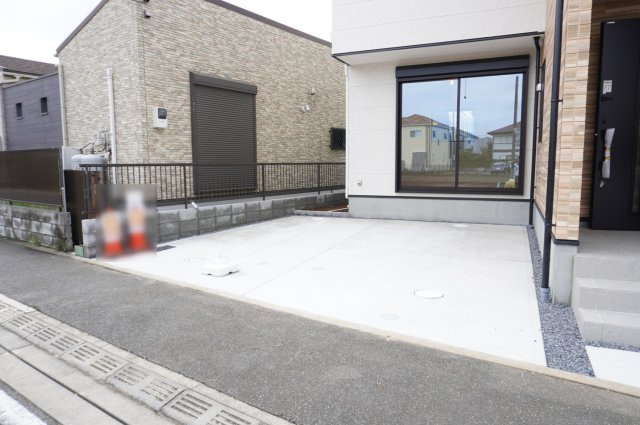 草加市稲荷4丁目 新築分譲住宅 の駐車場