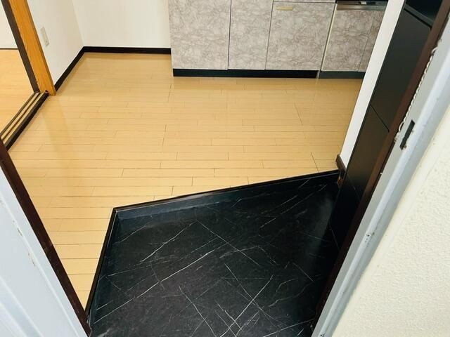 丸商船橋ビルの玄関