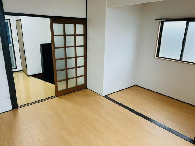 丸商船橋ビルの寝室