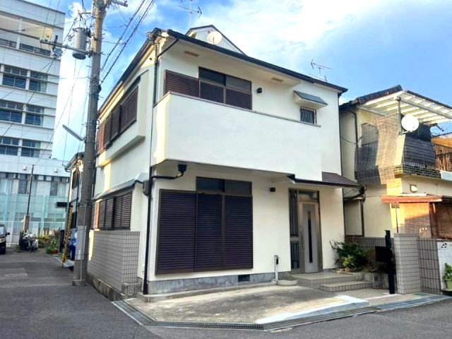 上ノ島町1丁目の外観|2026年5月　リフォーム済み
角地の中古一戸建ては他の建物との隣接面が少ないので開放感があります

