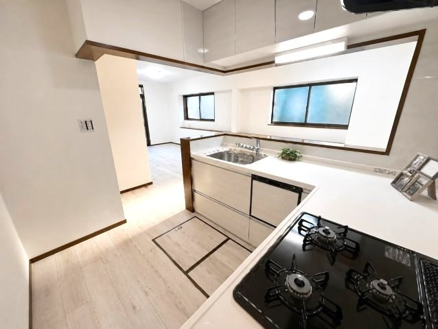 上ノ島町1丁目のキッチン|ご夫婦や親子での料理をする時間が楽しくなる使い勝手の良い、広いワークトップ
