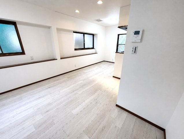 上ノ島町1丁目の居間・リビング|室内にいても、たっぷりの陽光と爽やかな風を感じて頂ける、開放感あふれるリビングです。
ご家族と穏やかに過ごす、心地の良い時間が流れます
