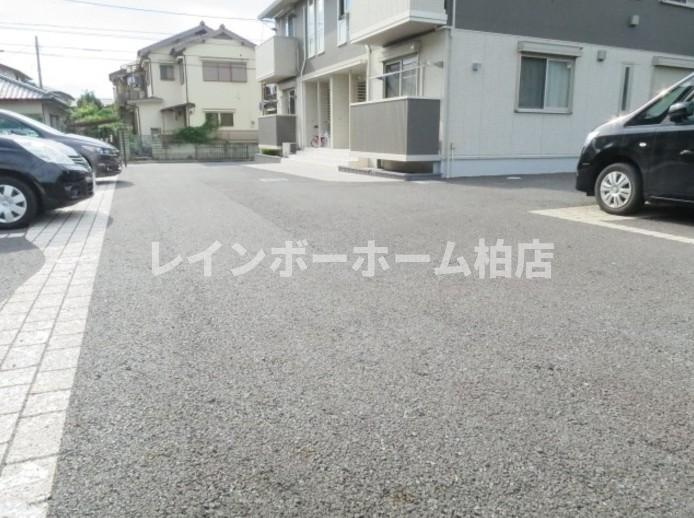 仲介手数料（賃料の1.10ヵ月）の50％OFF対象物件！の駐車場|駐車場があるので、車を買う予定の方も安心です