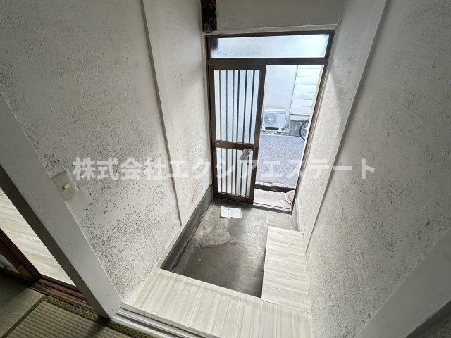 稲葉元町1丁目テラスハウスの玄関
