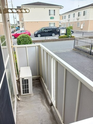 【バルコニー】 | カリーノ・コスモスＡ | 外からの目が気にならないバルコニーで洗濯物が干せます