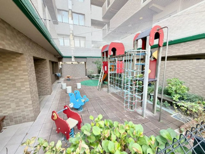 【中庭】 | ルネ泉大津ロイヤルコート | 敷地内に公園あります！お子様の遊び場所にもいいですね♪