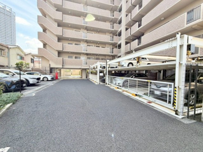 【駐車場】 | ルネ泉大津ロイヤルコート | 敷地内駐車場空きありますよ（月額12000円～16000円）！愛車の置き場所に困りませんね♪