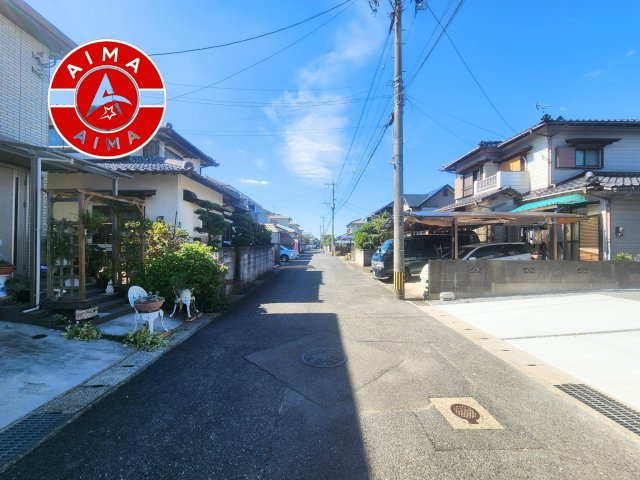 糟屋郡新宮町下府1丁目第2-1棟（1号棟）の外観：施工例|前面道路は閑静な住宅地をはしる車通りの少ない道路。お車の出し入れが苦手なママや小さなお子様にも安心ですね。しっかり舗装もされているので、ベビーカーや自転車で通っても快適に通行できます。