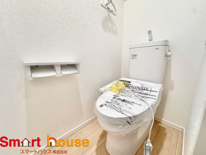 相模原市南区磯部第58　新築全4棟のトイレ|節水型でエコなトイレには今では当たり前のウォシュレット付き。換気機能も着いているので常に快適ですね♪