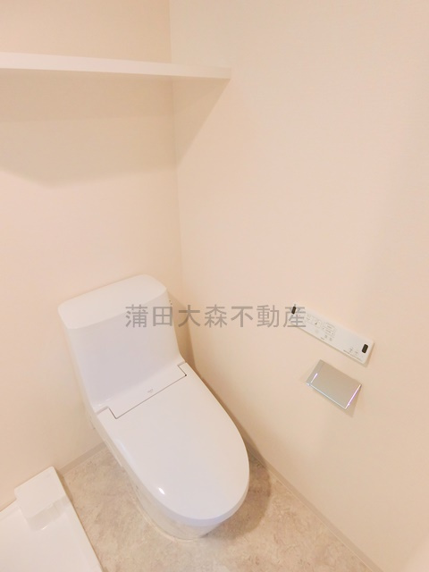 スプレスター大森山王のトイレ|棚と温水洗浄便座付きのトイレ