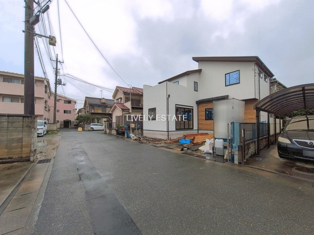 草加市弁天5丁目 新築分譲住宅の前面道路含む現地写真