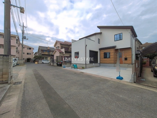 草加市弁天5丁目 新築分譲住宅の前面道路含む現地写真