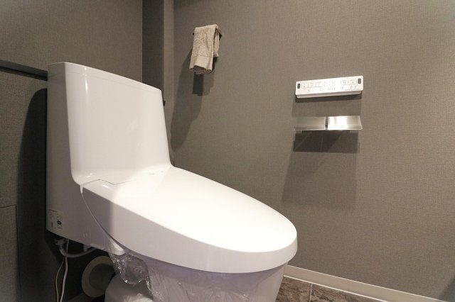 OAPレジデンスタワー 東館のトイレ|新調済みのトイレでウォシュレット機能が付いており、清潔で心地よくご利用いただけます。