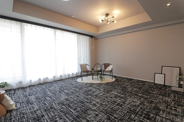 OAPレジデンスタワー 東館の居間・リビング|家具配置のしやすさと収納力を兼ね備えた、使い勝手の良い空間です。