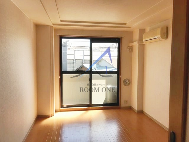 ＳＵＮ　ＣＲＯＳＳ　ＲＯＡＤの居間・リビング|洋室のお部屋です。