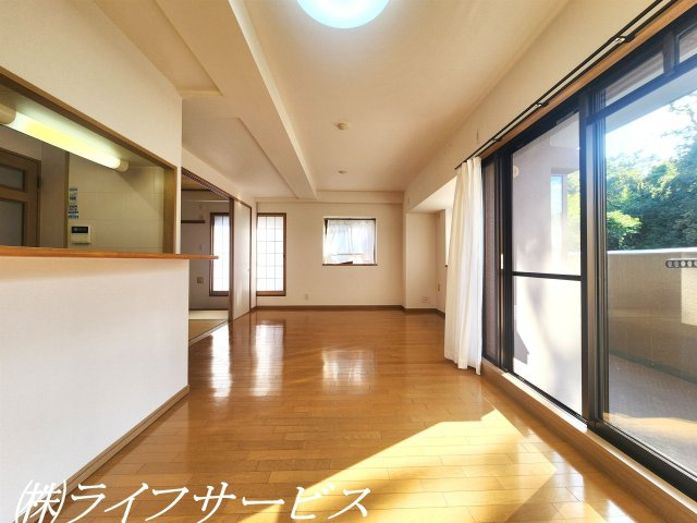 【居間・リビング】 | エステムコート吹田片山公園フローラ | ＬＤＫ15.5帖／東南向きにつき陽当り良好のリビング！角部屋につき開口部が多数あり、開放的です！床暖房あり！