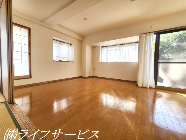 【居間・リビング】 | エステムコート吹田片山公園フローラ | ＬＤＫ15.5帖／東南向きにつき陽当り良好のリビング！角部屋につき開口部が多数あり、開放的です！床暖房あり！