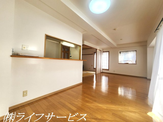 【居間・リビング】 | エステムコート吹田片山公園フローラ | ＬＤＫ15.5帖／東南向きにつき陽当り良好のリビング！角部屋につき開口部が多数あり、開放的です！床暖房あり！