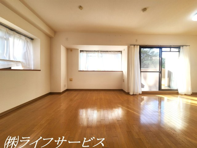 【居間・リビング】 | エステムコート吹田片山公園フローラ | ＬＤＫ15.5帖／東南向きにつき陽当り良好のリビング！角部屋につき開口部が多数あり、開放的です！床暖房あり！