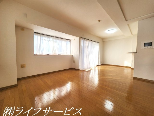 【居間・リビング】 | エステムコート吹田片山公園フローラ | ＬＤＫ15.5帖／東南向きにつき陽当り良好のリビング！角部屋につき開口部が多数あり、開放的です！床暖房あり！