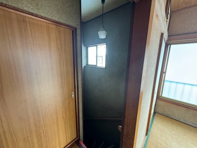 -三丁目不動産-　熊谷市拾六間　昭和52年築の内装|階段