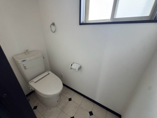 -三丁目不動産-　本庄市児玉町児玉　平成25年築のトイレ|落ち着いた色調のトイレです