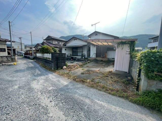 -三丁目不動産-　秩父郡長瀞町本野上　昭和44年築の前面道路含む現地写真|前面道路含む現地写真です