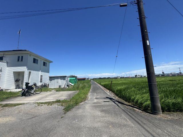 -三丁目不動産-　羽生市上川崎　平成24年築の前面道路含む現地写真
