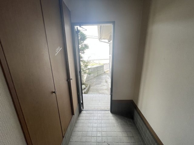 -三丁目不動産-　熊谷市万吉　軽量鉄骨造の玄関|明るい玄関です