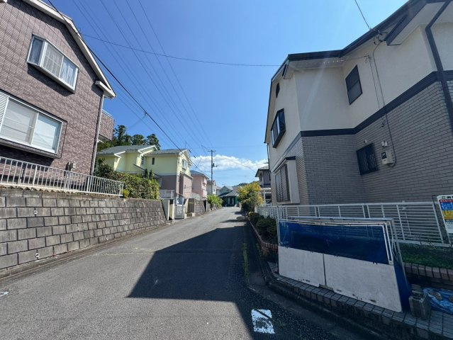 -三丁目不動産-　小川町東小川6丁目　平成4年築の前面道路含む現地写真