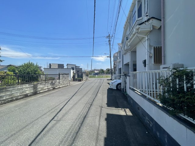 -三丁目不動産-　熊谷市新堀　平成5年築の前面道路含む現地写真|前面道路含む現地写真です