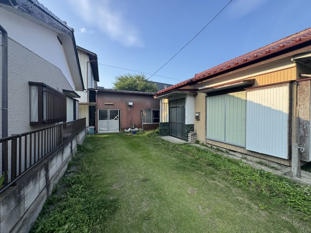 -三丁目不動産-　児玉郡上里町堤　昭和50年築の前面道路含む現地写真|前面道路含む現地写真です