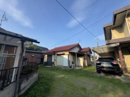 -三丁目不動産-　児玉郡上里町堤　昭和50年築の前面道路含む現地写真|前面道路含む現地写真です