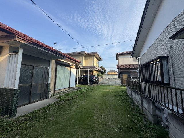 -三丁目不動産-　児玉郡上里町堤　昭和50年築の前面道路含む現地写真|前面道路含む現地写真です