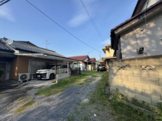 -三丁目不動産-　児玉郡上里町堤　昭和50年築の前面道路含む現地写真|前面道路含む現地写真です