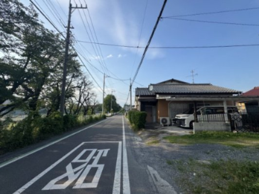 -三丁目不動産-　児玉郡上里町堤　昭和50年築の前面道路含む現地写真|前面道路含む現地写真です
