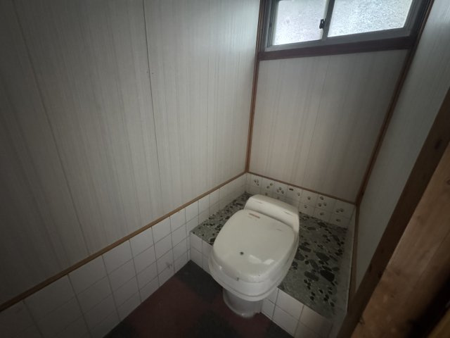 -三丁目不動産-　児玉郡上里町堤　昭和50年築のトイレ|落ち着いた色調のトイレです