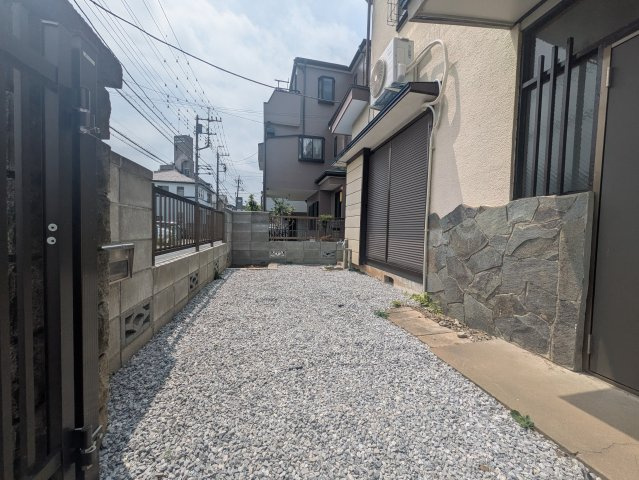 春日部市緑町　中古戸建の庭|砂利と防草シートがあるので、お庭の手入れも楽です。