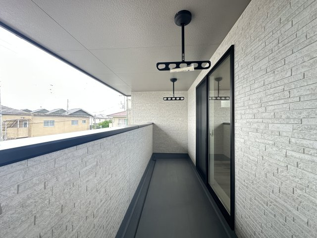 ワイウッドコート熊谷市柿沼第2期のバルコニー|バルコニー付きです