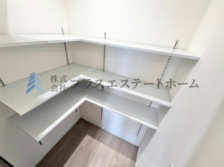 【収納】 | サンタウン御屋敷壱番館 | パントリー♪食品や調理器具、日用品などをたっぷり収納できます♪