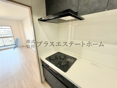 【キッチン】 | サンタウン御屋敷壱番館 | 便利な3口コンロが搭載されています♪お弁当と朝食準備、おかずと汁物など、同時調理が捗りそうです♪