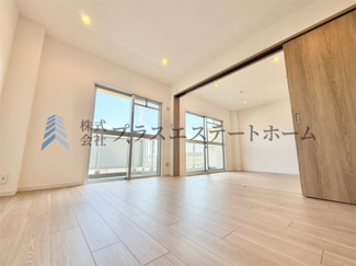 【洋室】 | サンタウン御屋敷壱番館 | バルコニーから光が差し込むリビングです♪暖かい空間で家族団らんをお楽しみください♪