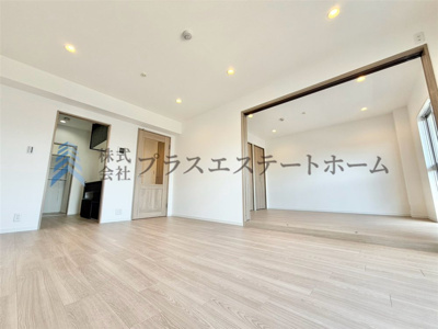 【居間・リビング】 | サンタウン御屋敷壱番館 | リビングは、落ち着いた色合いのフローリングが特徴です。家族の時間を大切にする理想的な空間です♪