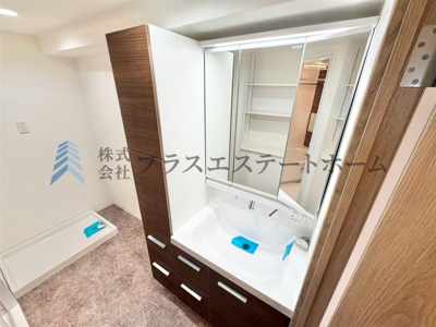 【独立洗面台】 | サンタウン御屋敷壱番館 | 身支度やお風呂上がり、寝る前の準備などの際に嬉しい大きな鏡付きです♪