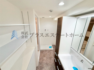 【独立洗面台】 | サンタウン御屋敷壱番館 | 洗面後ろに棚を完備♪バスタオルなどたくさん収納できます♪