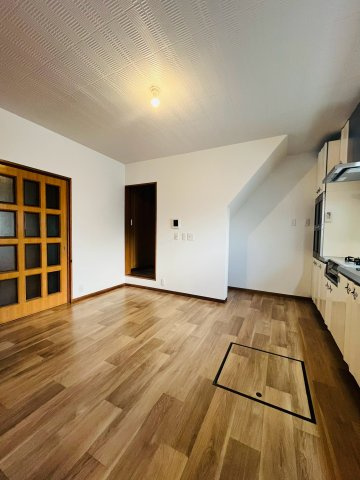 城東区今福南２丁目中古戸建の居間・リビング|DK（約7.8帖）：一階のダイニングキッチンです。リフォーム済で真新しい内装です。