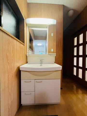 城東区今福南２丁目中古戸建の独立洗面台|浴室へと続く廊下にある独立洗面台です。